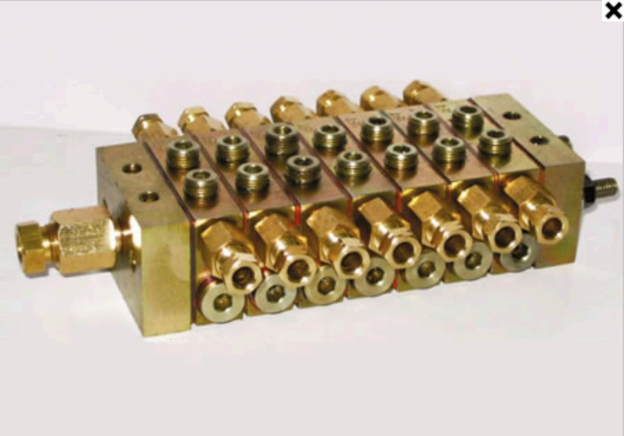 Brass-fitted progressive lubrication manifold