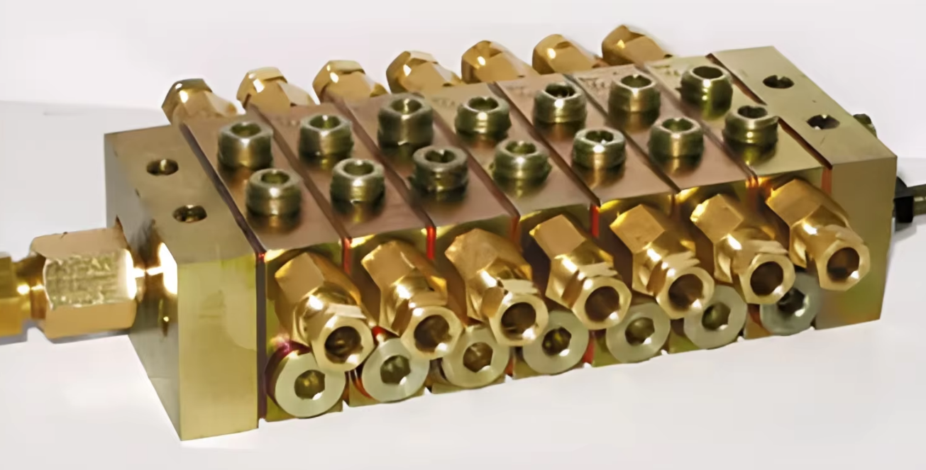 Brass-fitted mould manifold block with hex ports